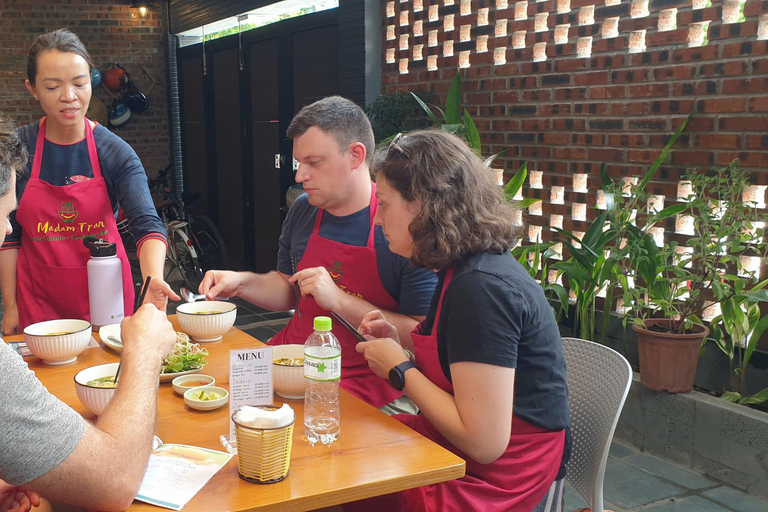 Hue: Aula de culinária com uma família localAula de culinária com visita ao mercado