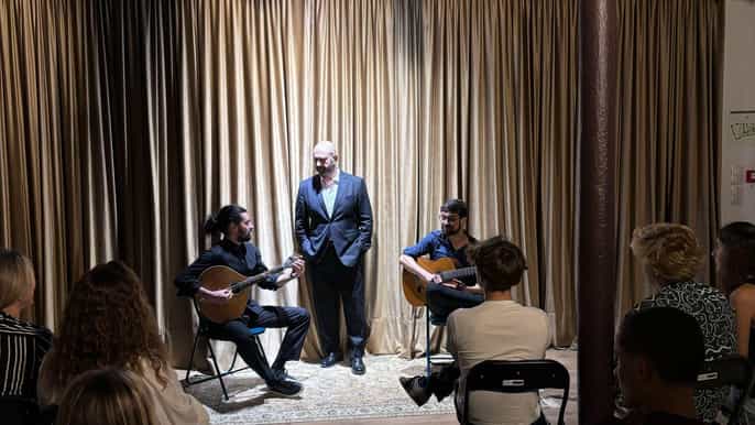 Lisboa: Espectáculo de fado en directo en el histórico barrio de Alfama con vino de Oporto