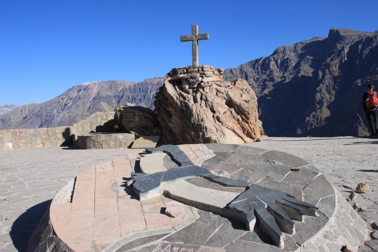 Desde Arequipa: Excursión al Cañón del Colca 2 días + Hotel 3 estrellasExcursión al Valle del Colca y la Cruz del Cóndor 2 días
