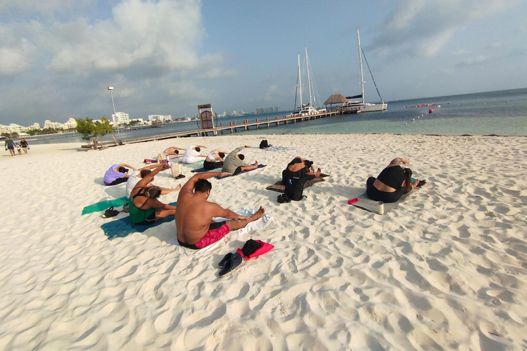 Cancún: Zajęcia jogi na plaży z medytacją z przewodnikiem