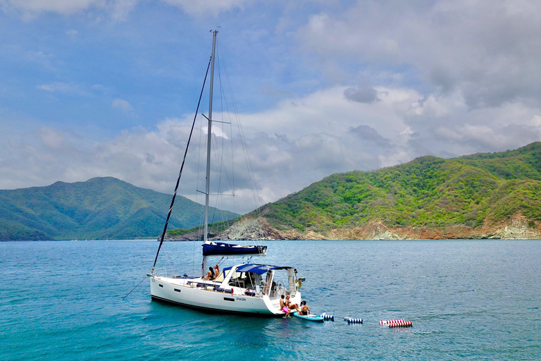 Parc Tayrona et les Caraïbes en voilier privé depuis Santa Marta, toute la journéeParc Tayrona et les Caraïbes en voilier privé au départ de Santa Marta, journée complète