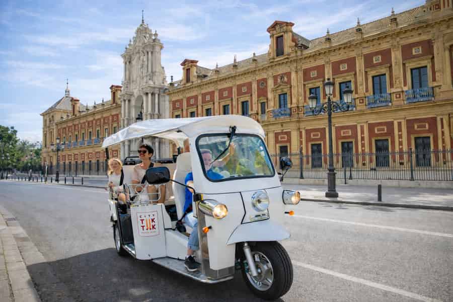 Sevilla: Panorama-Städtetour mit der Tuk-Tuk (tagsüber oder bei Sonnenuntergang). Foto: GetYourGuide