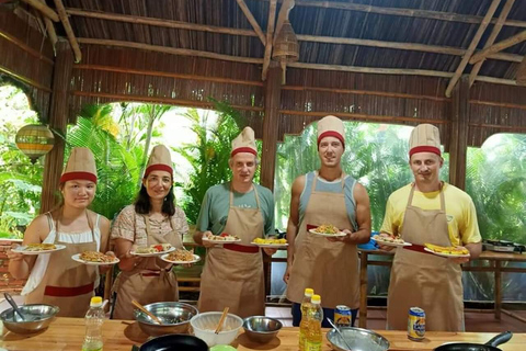 Hoi An: Marktbesuch, Korbboot und Kochkurs mit EinheimischenHoi An: Korbboot, Markttour & Öko-Kochen im Haus der Einheimischen