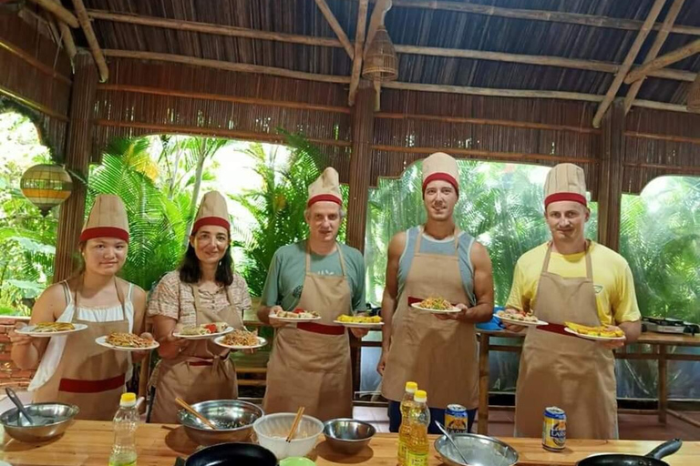 Hoi An: Marktbesuch, Korbboot und Kochkurs mit EinheimischenHoi An: Korbboot, Markttour & Öko-Kochen im Haus der Einheimischen