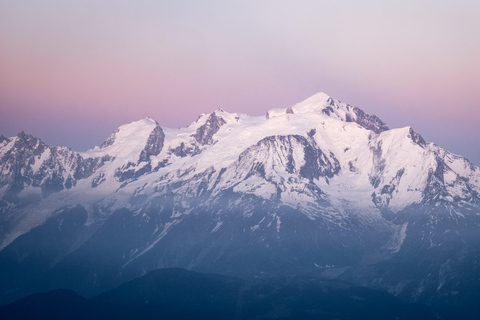 Chamonix - en vandring Vandring i solnedgången och ostfondue i ett alpint land