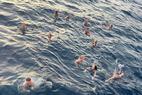 Dubrovnik: Sunset Boat Party with DJ & Blue Lagoon Swim Stop