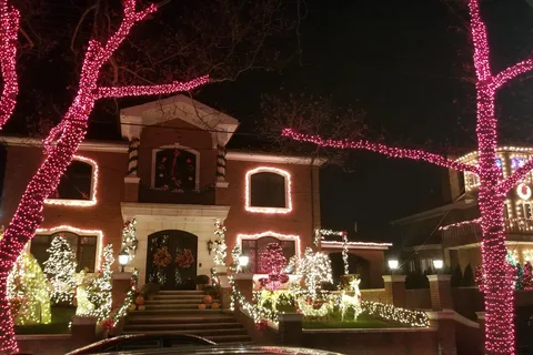 ブルックリンのダイカーハイツの壮大なクリスマスイルミネーションツアー