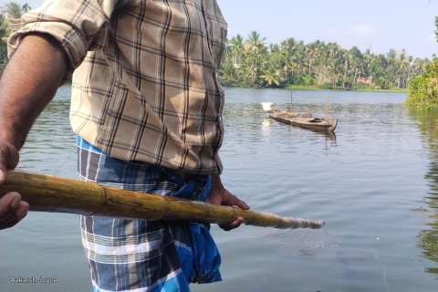 Binnenwatercruise, stoffen weven, kokosspinnen, lunch in KeralaBackwater Cruise, Doek Weven, Kokos Spinning groep tot 8.