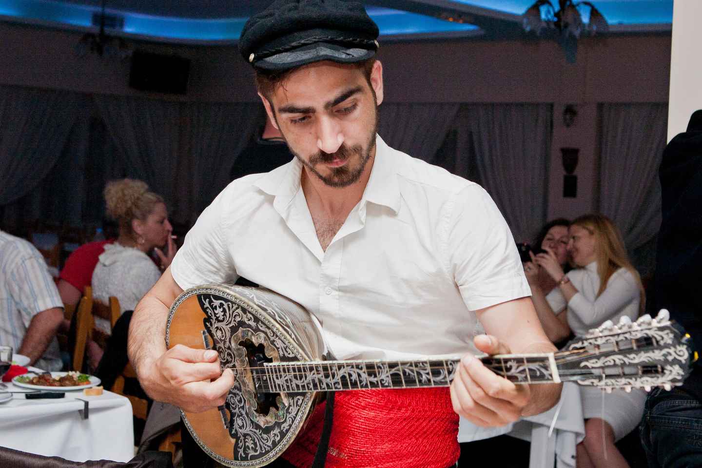 Kamari: Griechische Show, Buffet-Abendessen und Getränke bei Dimitris