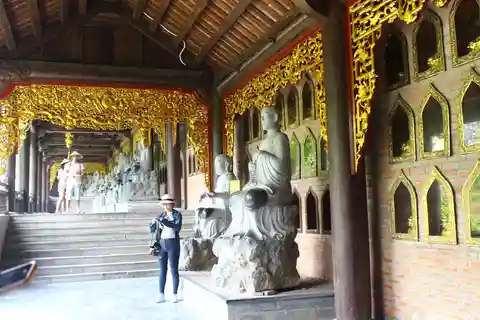 Ninh Binh:Bai Dinh pagoda coche eléctrico 2 vías & Trang An eco