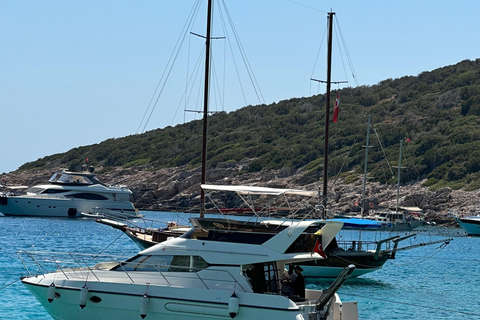 Bodrum: Private Motoryacht Tour with swimming stops & lunch