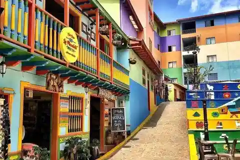 Tour to Guatapé: Alto del Chocho, Piedra del Peñol, lunch, and much more.