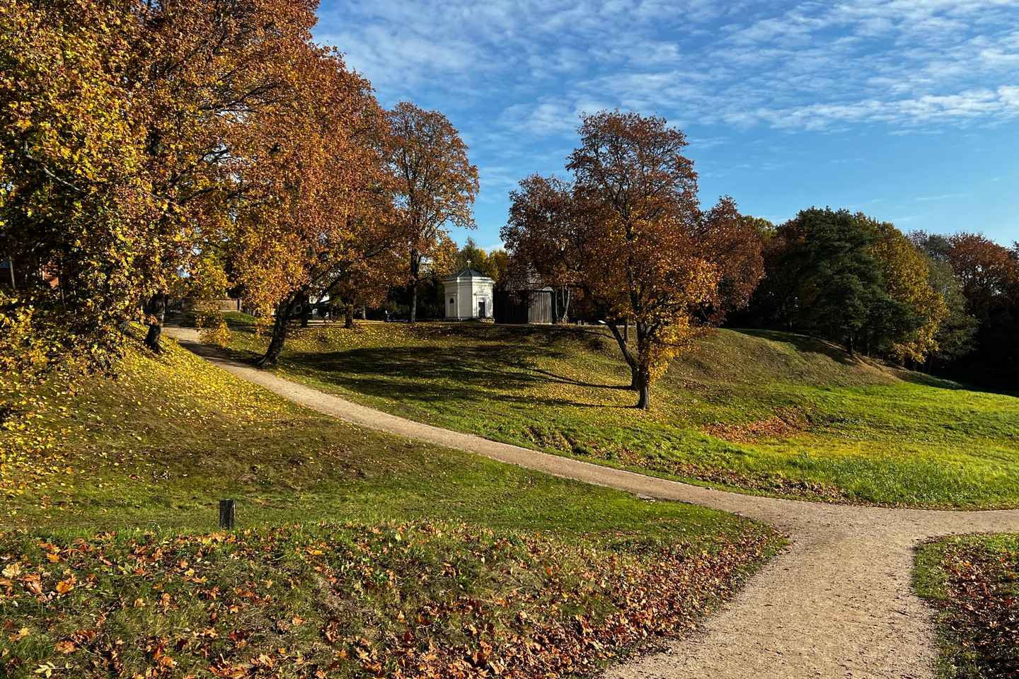Riga-Vilnius:Rundale palace/Hill of Crosses/Medieval Kernave