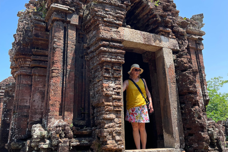 Hoi An: Rovine di My Son; bus-battello-spettacolo culturale-pranzo-guida