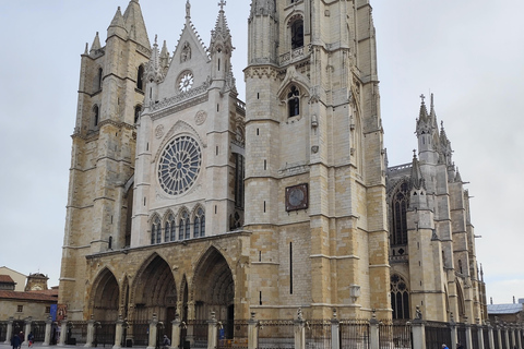 León Cathedral: Private Tour in English, Italian, or Spanish León Cathedral: Sightseeing Tour in English, Italian or Spanish