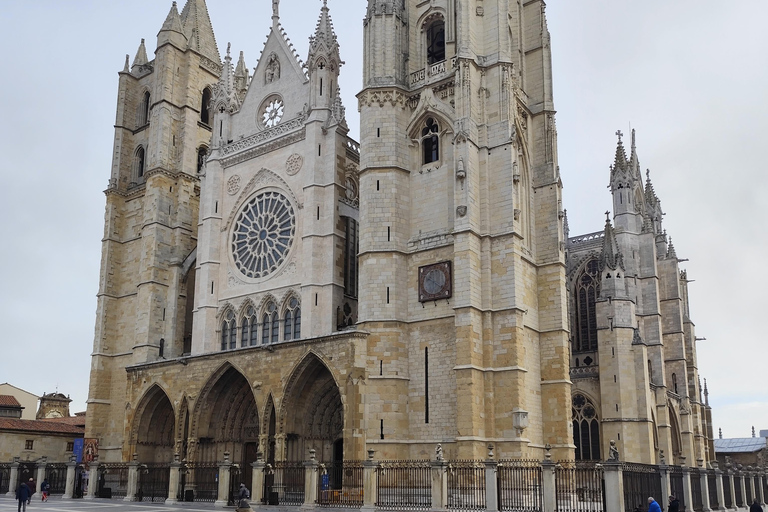León Cathedral: Private Tour in English, Italian, or Spanish León Cathedral: Sightseeing Tour in English, Italian or Spanish