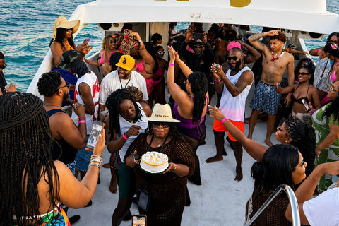 Punta Cana: Sunset Boat Party with Open Bar, DJ & Fire Show