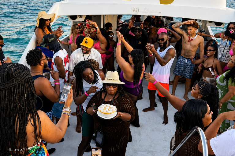 Punta Cana: Sunset Boat Party with Open Bar, DJ & Fire Show