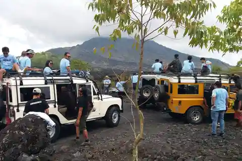 Bali: Land Rover Jeep Tour Kintamani & Ubud Swing