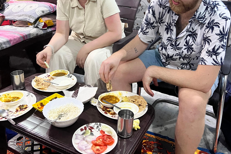 Dineren met lokale Indiase familie bij Indian HomeVeg Diner