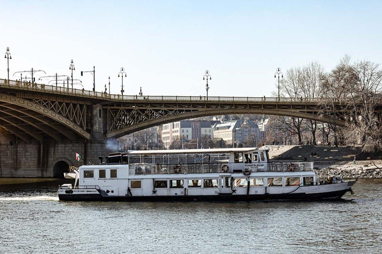 1-Hour Budapest Night Cruise with Unlimited Drinks