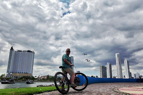 Panama City: Casco Viejo Guided Bike Tour with Tastings