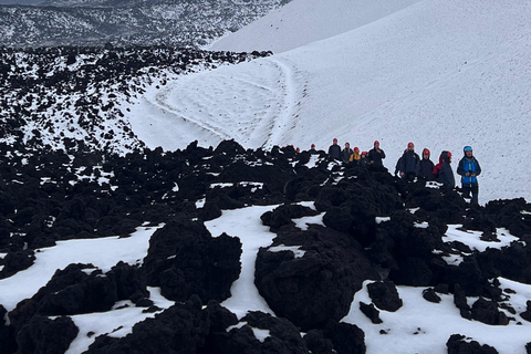 Etna in winter: hike to 3000 meters with cable car and guide