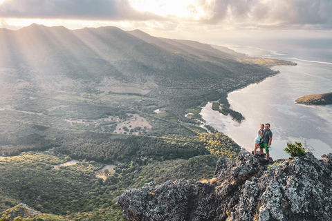 Mauritius: begeleide zonsopgangswandeling en klim naar de Le Morne-bergMauritius: Le Morne Brabant Guided Sunrise Hike and Climb