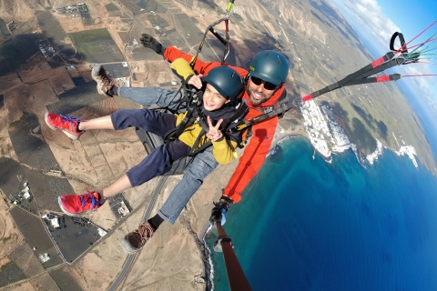 Lanzarote: tandemparaglidingvlucht boven een lavaveldOntspannen tandemvlucht