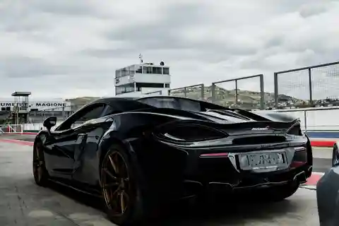 THRILL RACING SUPERCAR MASTERY