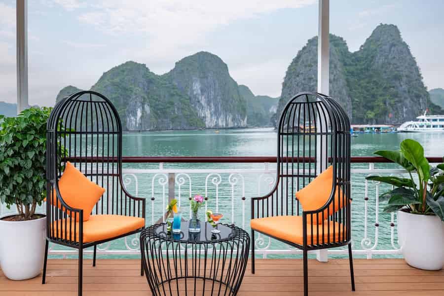 Hanoi/Cat Ba: Tageskreuzfahrt in der Lan Ha Bay mit dunklen und hellen Höhlen. Foto: GetYourGuide