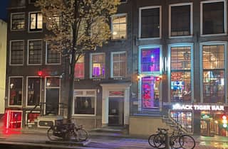 Amsterdam: Rotlichttour mit Barbesuch + Freigetränk und Halt im Coffeeshop