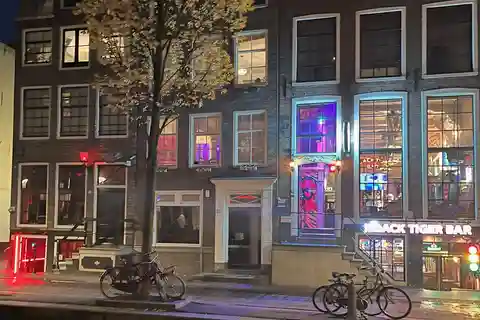 Amsterdam : Visite d'un bar rouge + boisson gratuite et arrêt dans un coffeeshop