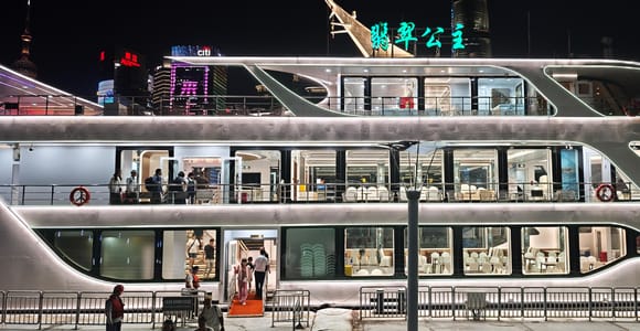 Shanghai: Abendessen nach Einbruch der Dunkelheit und Nachtkreuzfahrt auf dem Huangpu-Fluss