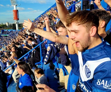 Partita di calcio con la guida locale
