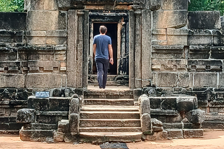 From Kandy: 2-Day Sigiriya & Ambewella Station drop Tour