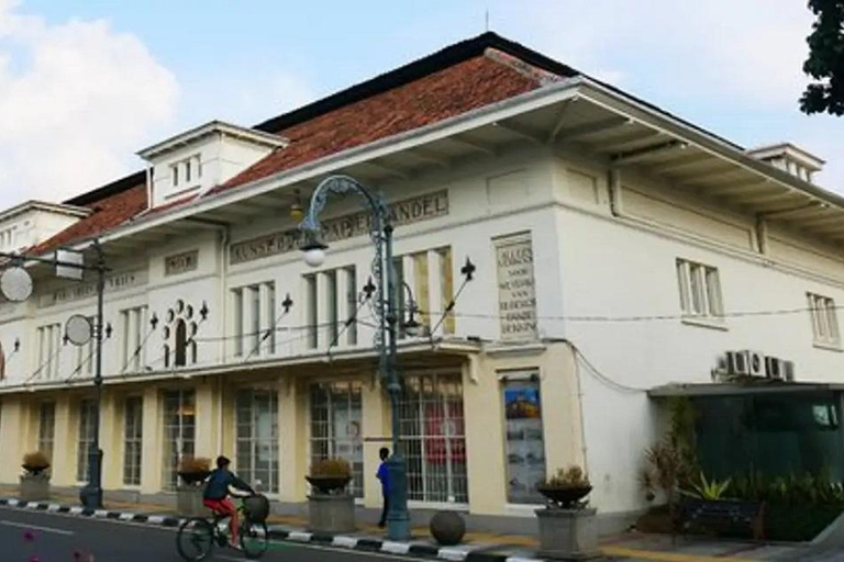 Tren rápido de Yakarta a Bandung con servicio de recogida en el aeropuertoTren rápido Yakarta Bandung Con servicio de recogida en el aeropuerto