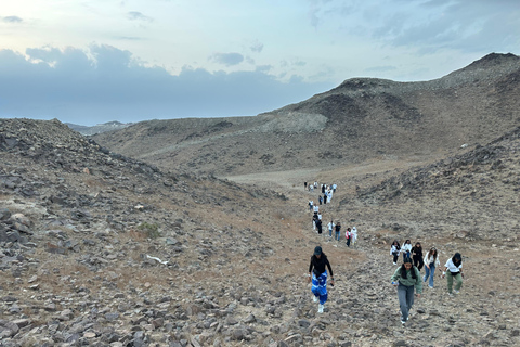 Jeddah: Caminhada na Montanha da Lua e Yoga ao Pôr do Sol