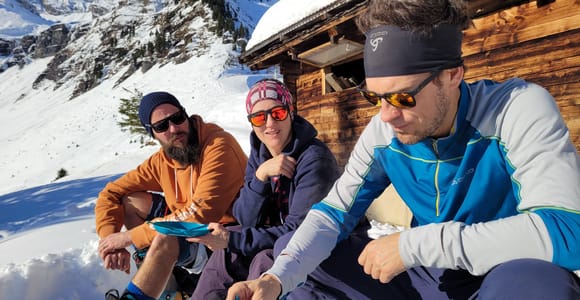 Interlaken: Guided Winter Walk with Raclette & Tea