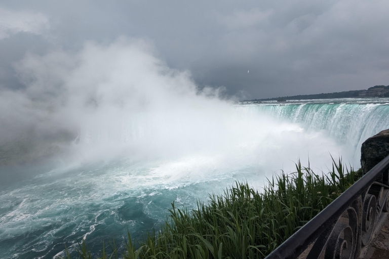 Toronto : Excursion aux chutes du Niagara : bateau optionnel et derrière les chutesVisite des chutes du Niagara sans bateau et derrière les chutes