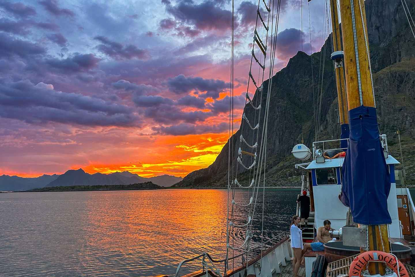 From Svolvær: Private Midnight Sun Yacht Cruise in Lofoten