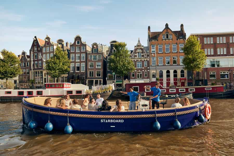 Geführte Grachtenfahrt in Amsterdam mit Option für unbegrenzte Getränke. Foto: GetYourGuide Geführte Grachtenfahrt in Amsterdam mit Option für unbegrenzte Getränke. Foto: GetYourGuide