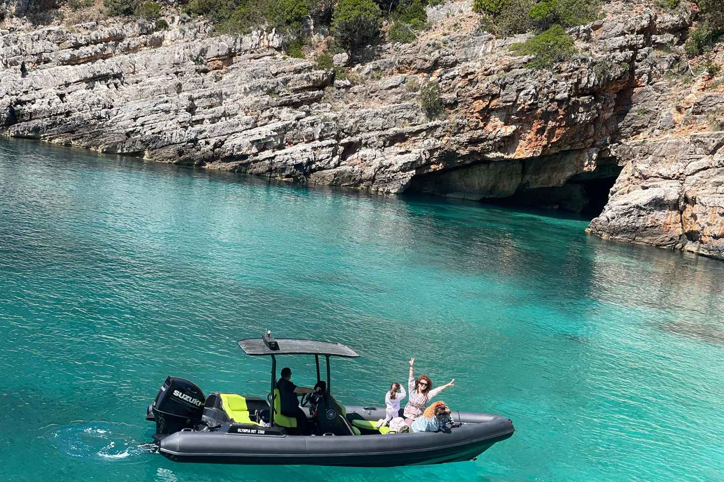 Sjáðu Dafinugjá og Haxhi Ali hellinn með hraðbát