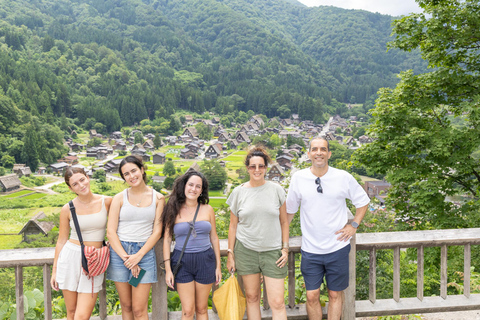 Kanazawa: Private Tour with Photographer and Photoshoot Kanazawa: Private Tour with Photographer - Half Day