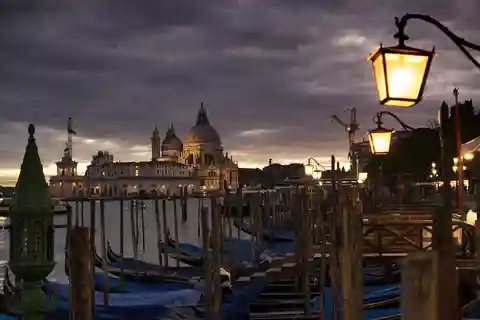 Venise : Visite guidée nocturne à pied des hauts lieux de la ville