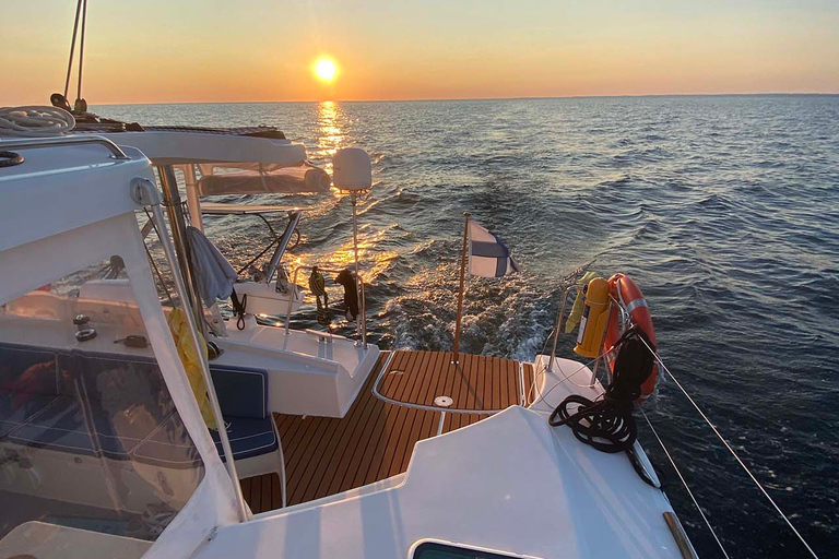 Helsinki : Voile privée en catamaran (jusqu'à 15 personnes)