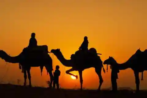 Marrakech: Kamelritt in der Wüste von Agafay bei Sonnenuntergang mit Dinner-Show