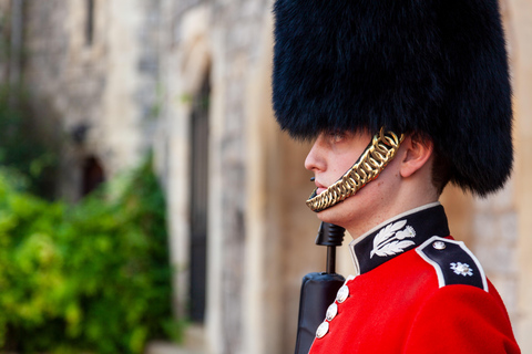 Windsor Castle &amp; Stonehenge: Private Rundfahrt zur Erkundung8-Sitzer Mercedes Vito