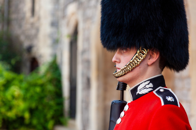 Windsor Castle &amp; Stonehenge: Private Round-Trip to Explore4-Seat Tesla, BMW, or Mercedes