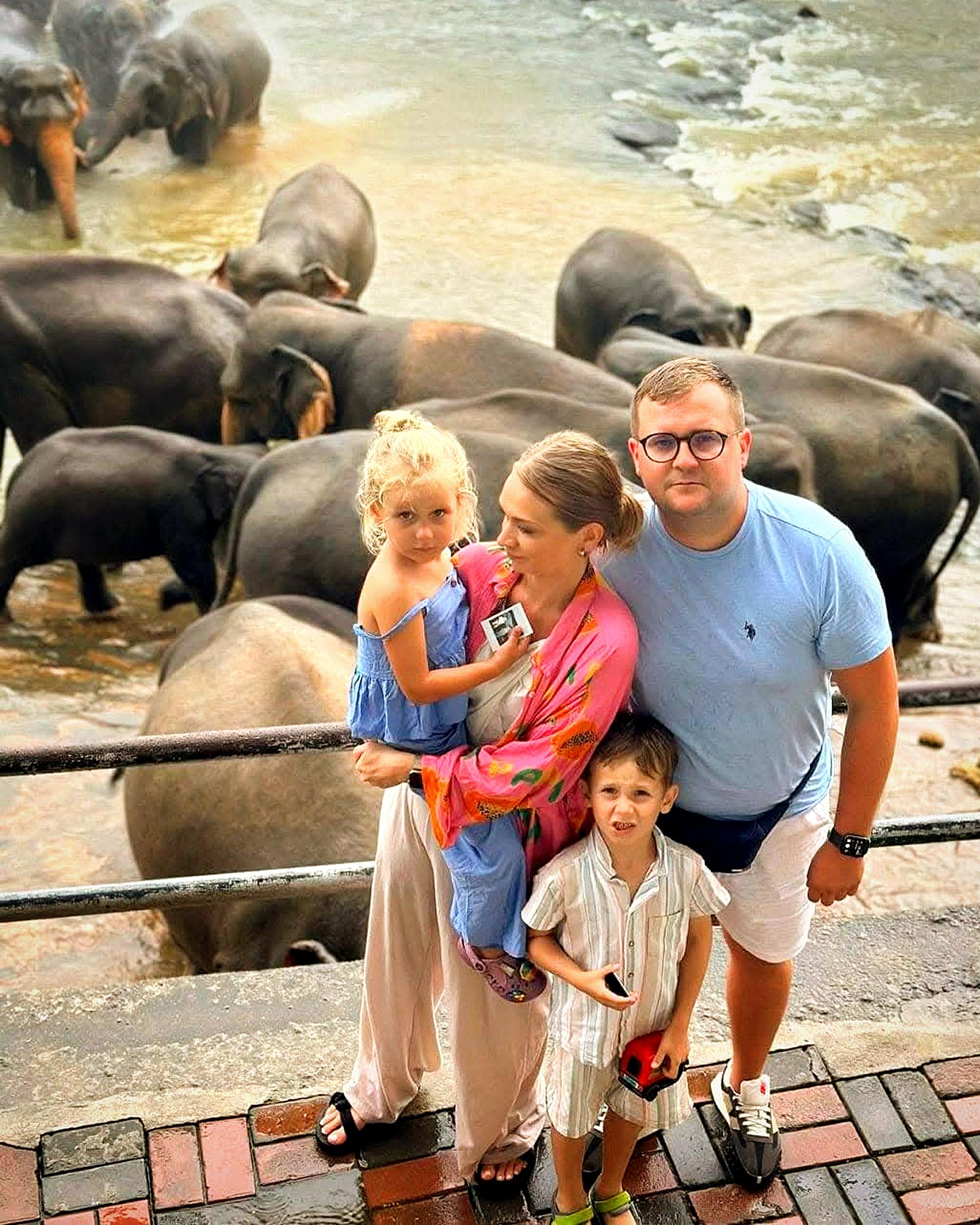 Von Kandy nach Pinnawala, Ambuluwawa und traditionelle Dorf-Tour